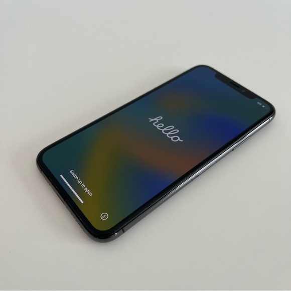 iPhone XS 64 GB with Case - Picture 3 of 8